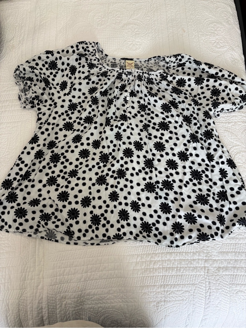 Black Daisy Print Short Sleeve Blouse - White & Black 3X